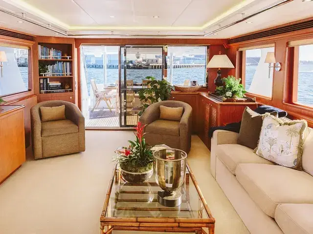 Outer Reef 880 Cockpit Motoryacht