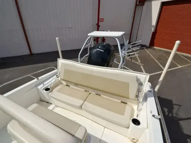 Boston Whaler 180 Dauntless