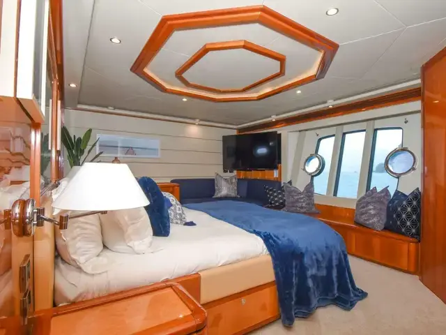 Ferretti Yachts 881