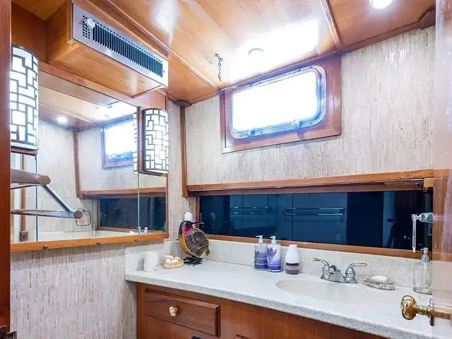 Tollycraft Pilothouse