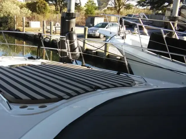 Sea Ray 550 Sedan Bridge