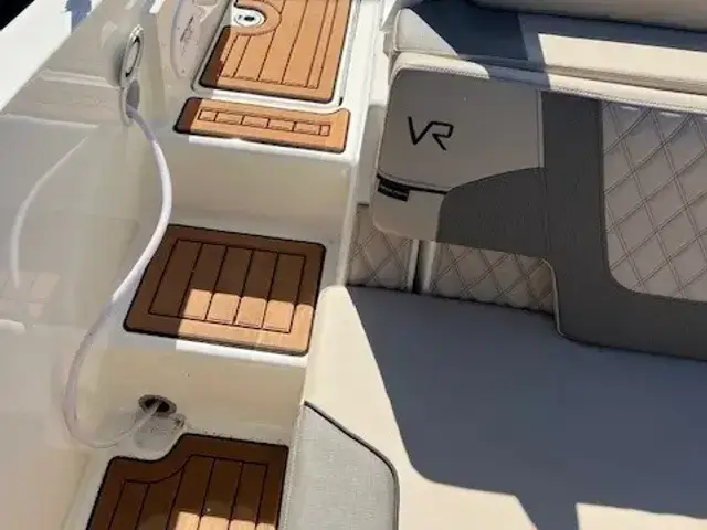 Bayliner VR5 Out board