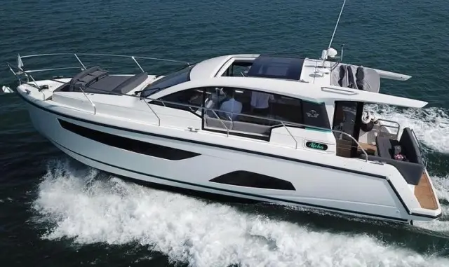 2017 Sealine c330