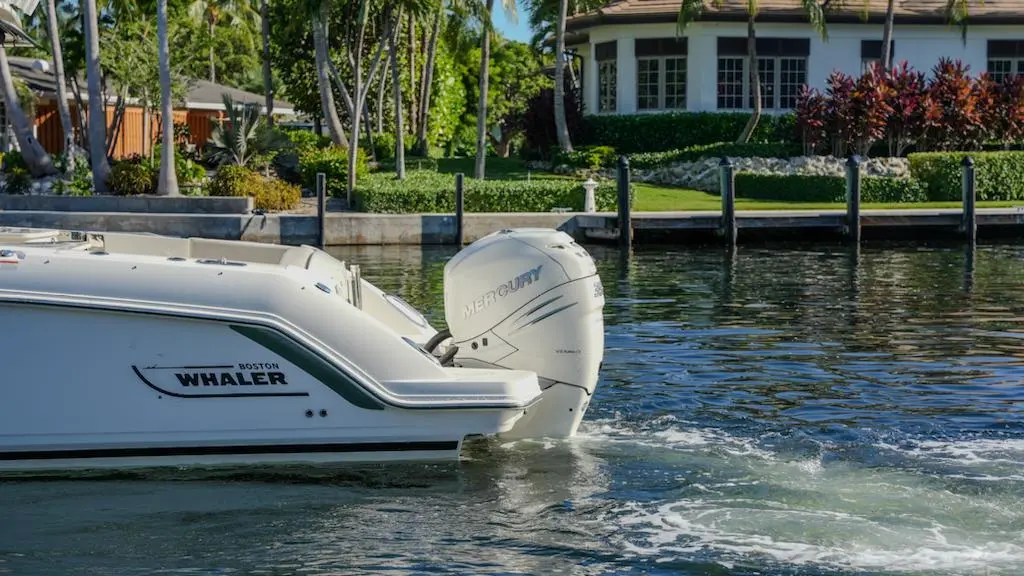 2016 Boston Whaler 32