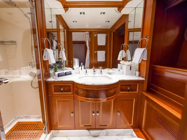 Benetti Classic 121