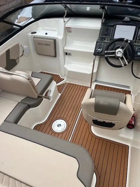 2022 Bayliner vr5 cuddy cabin