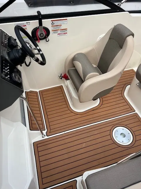 2022 Bayliner vr5 cuddy cabin