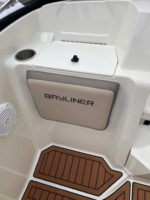 2022 Bayliner vr5 cuddy cabin