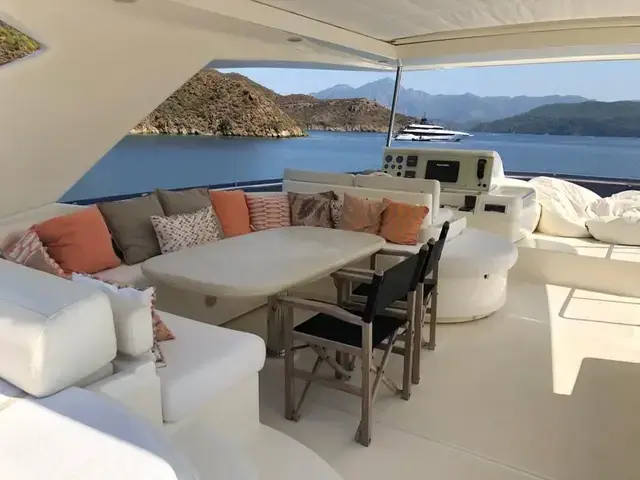 Ferretti Yachts 830