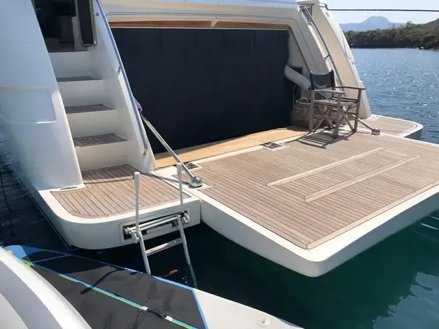 Ferretti Yachts 830