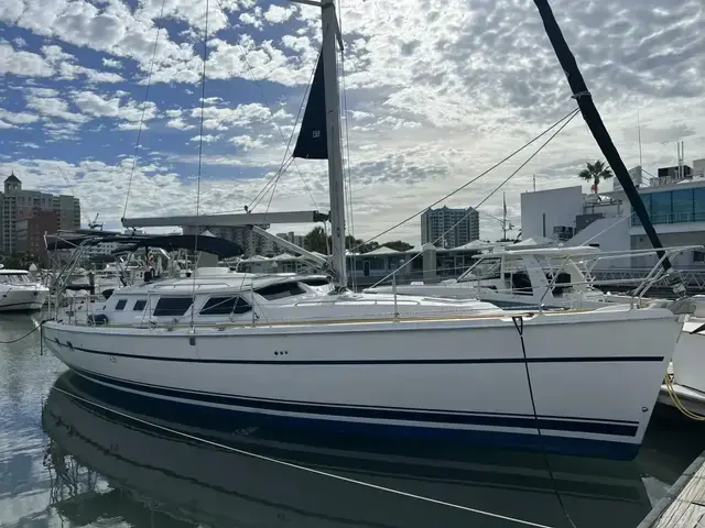 Hunter 426 Deck Salon