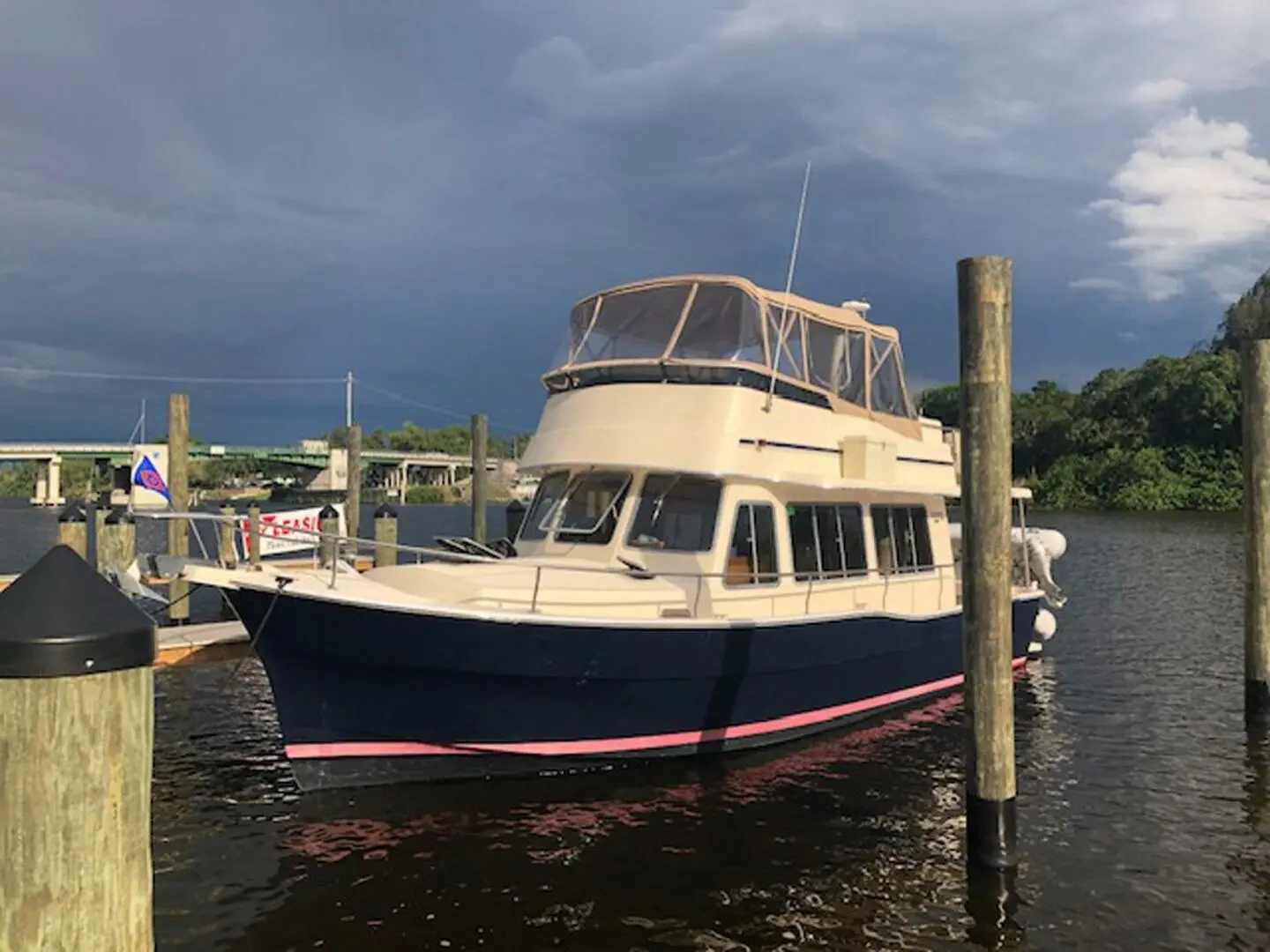 2004 Mainship 400 trawler