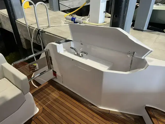 Ferretti Yachts 500