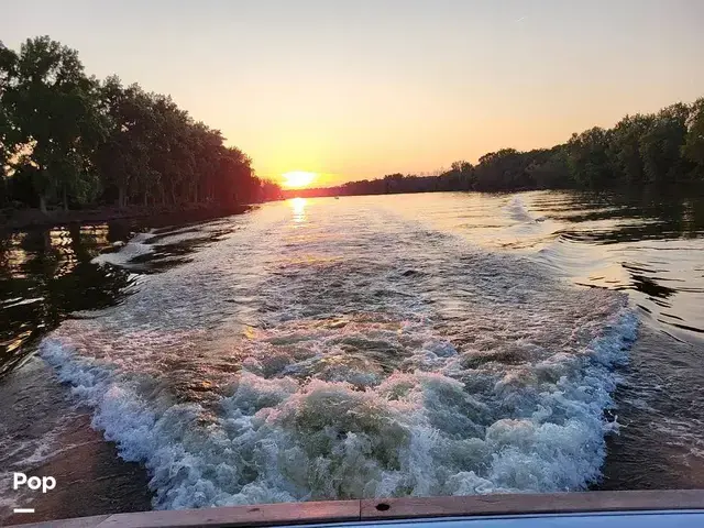 Sea Ray 390 Express Cruiser