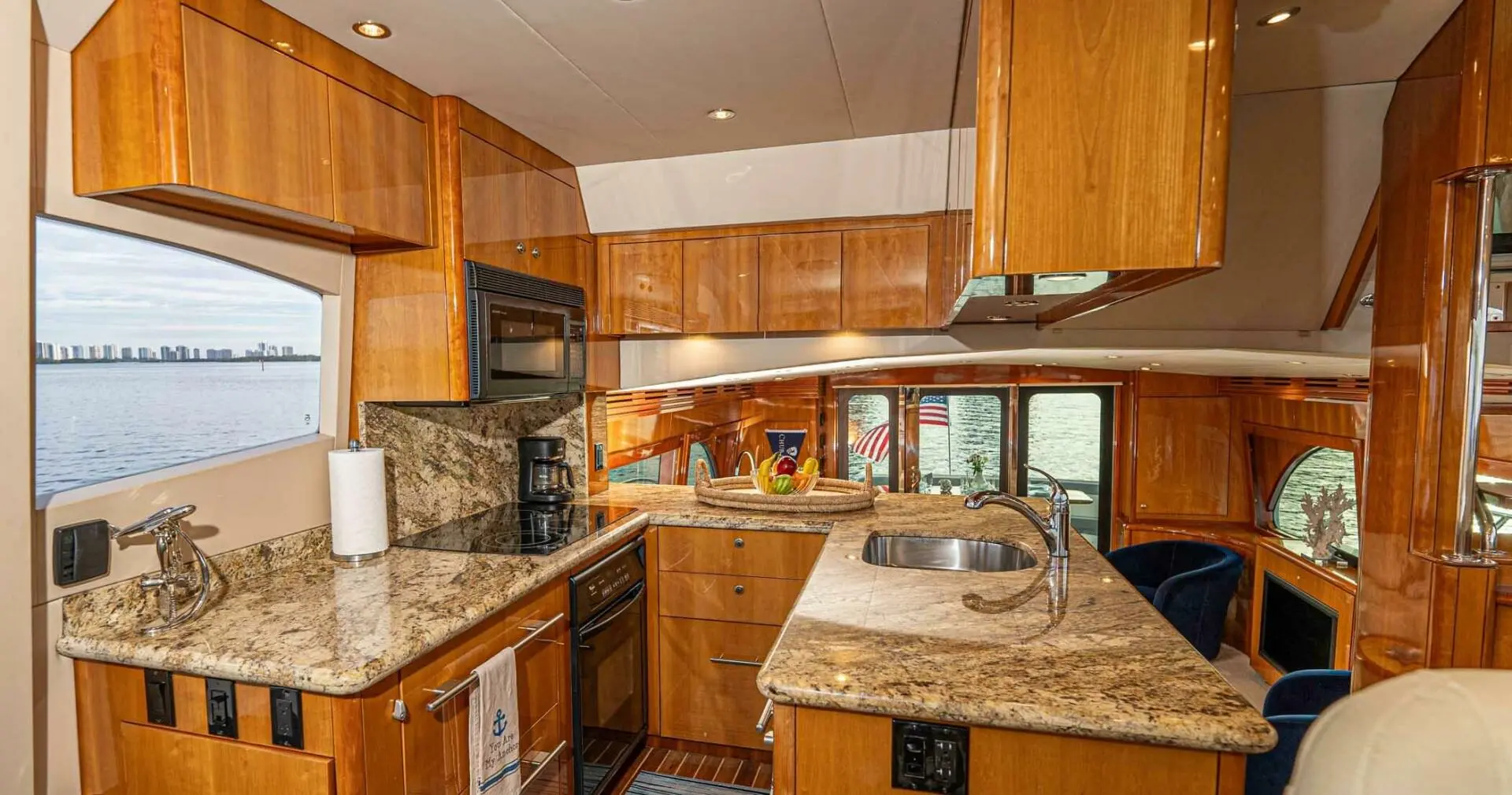 2006 Hatteras 64 ft motoryacht