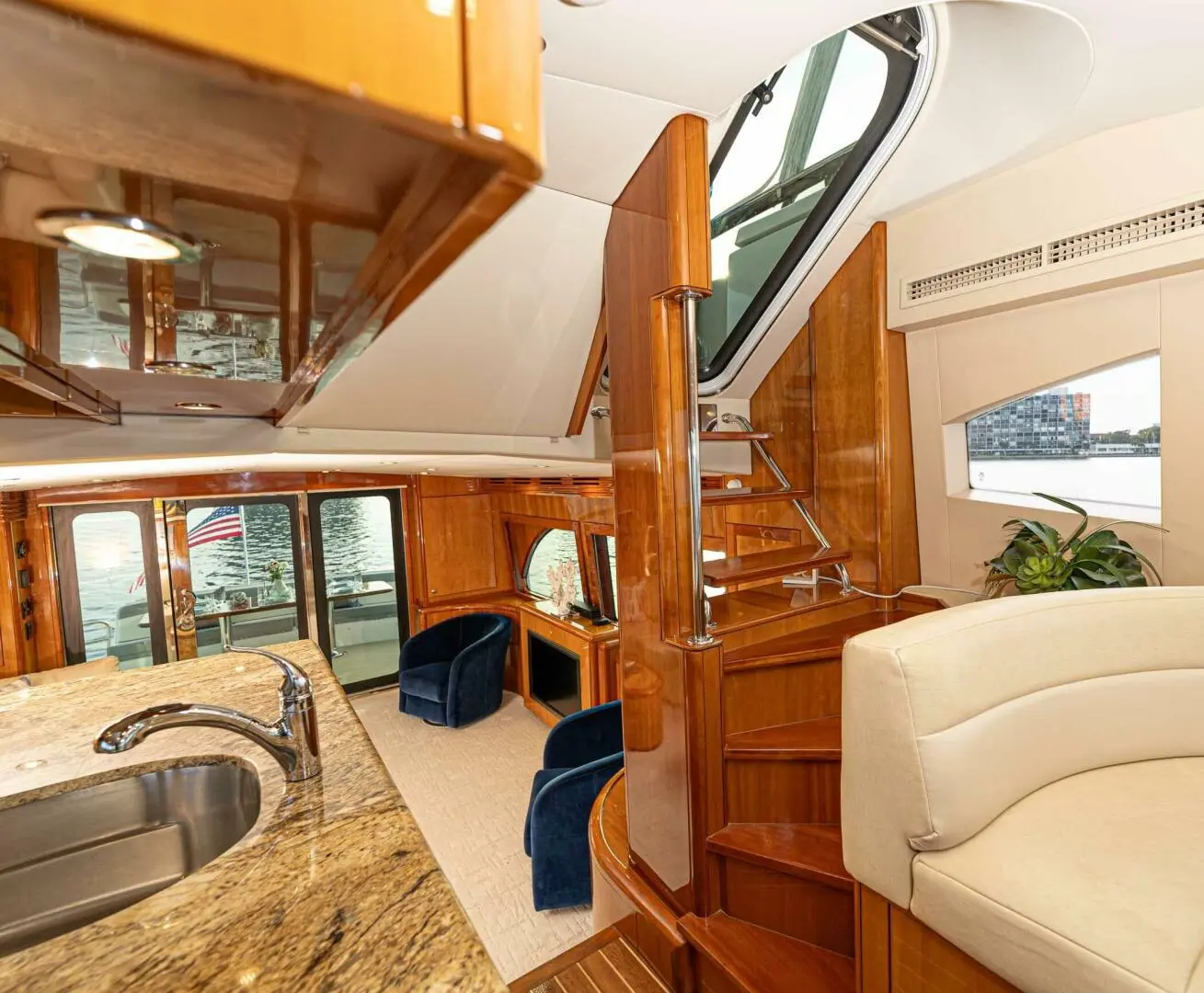 2006 Hatteras 64 ft motoryacht