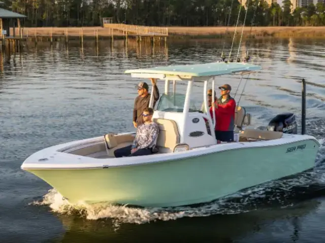 Sea Pro 242 Center Console