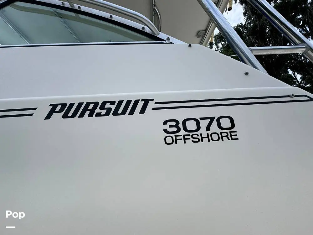 2000 Pursuit 3070 offshore