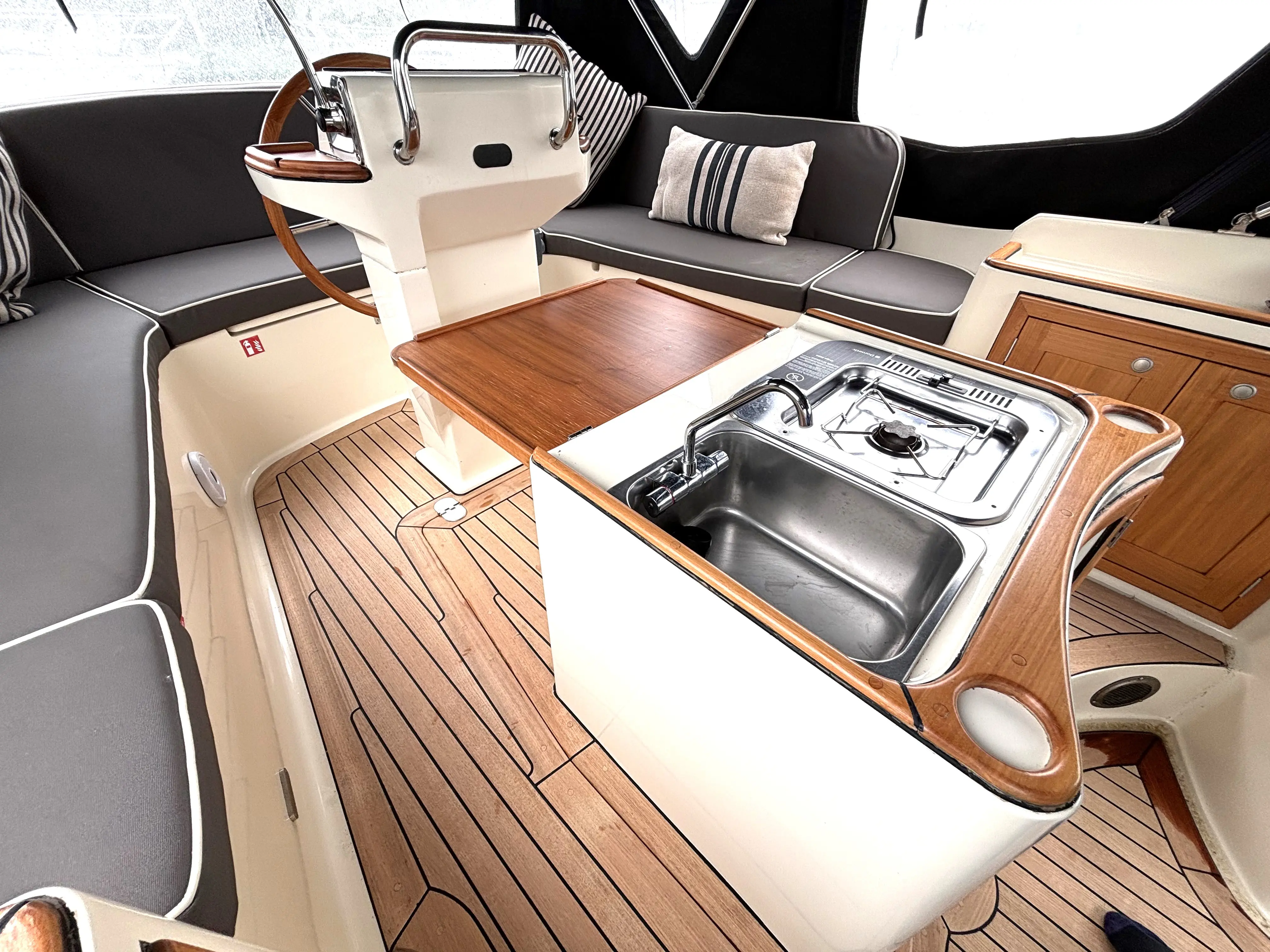 INTERBOAT INTERCRUISER 27 CABIN 2015