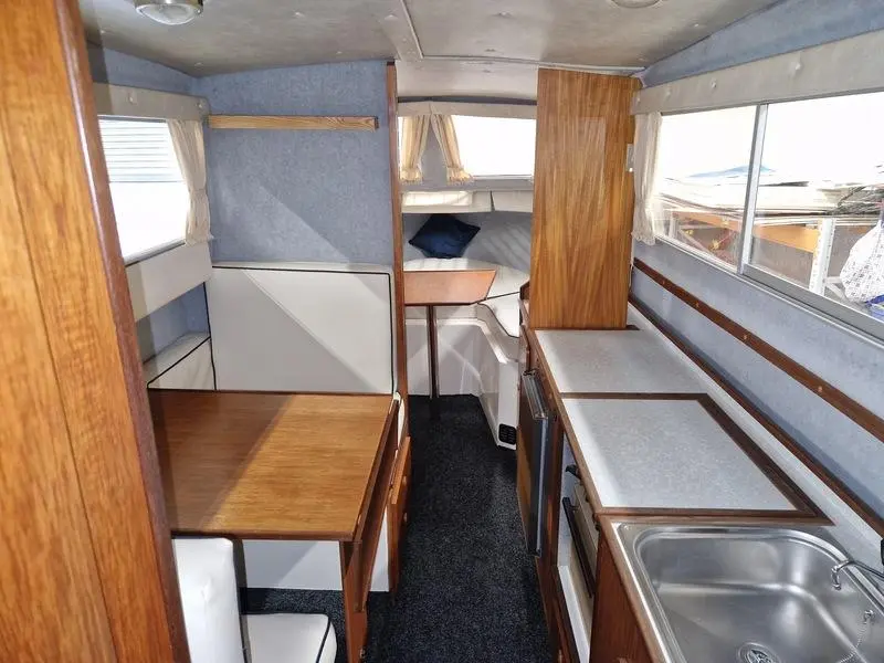 1994 Viking 28 narrow beam