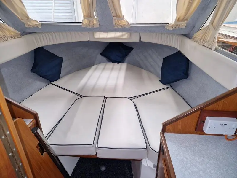 1994 Viking 28 narrow beam