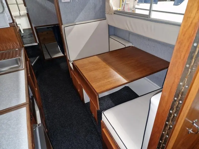 1994 Viking 28 narrow beam