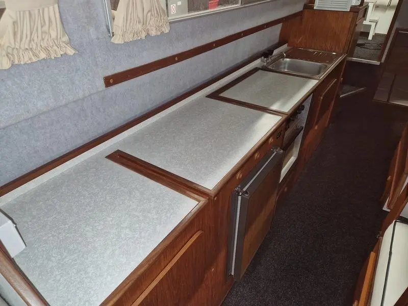 1994 Viking 28 narrow beam