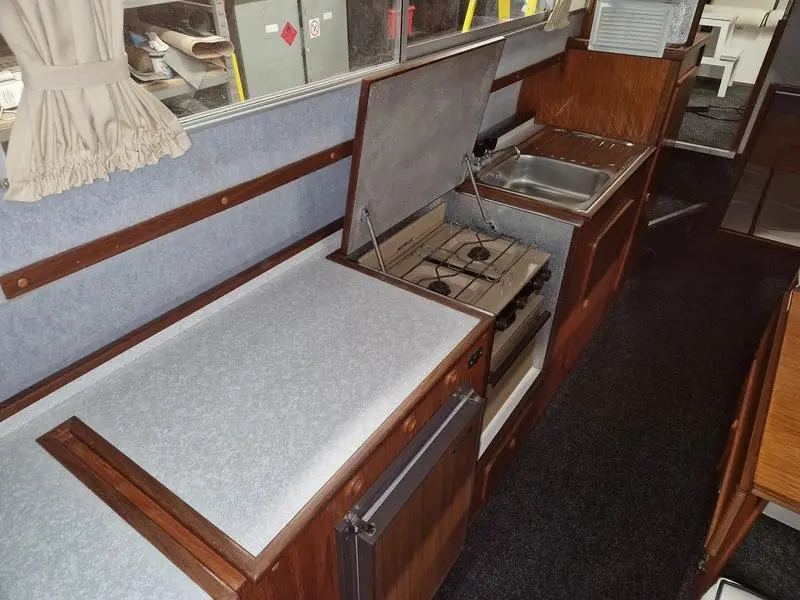 1994 Viking 28 narrow beam