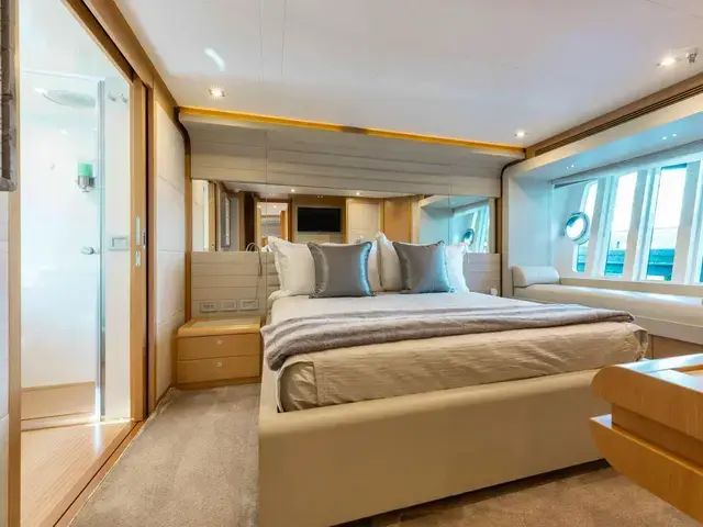 Ferretti Yachts 800 Ht