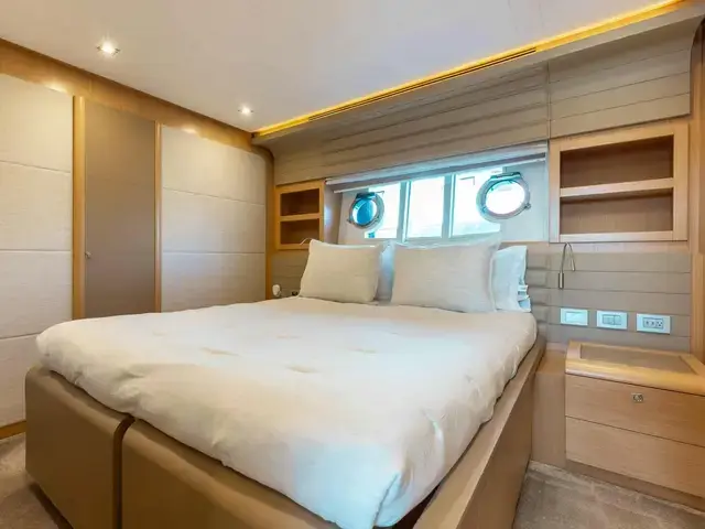 Ferretti Yachts 800 Ht