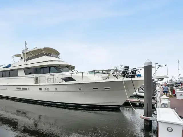 Hatteras 70 Cockpit Motor Yacht