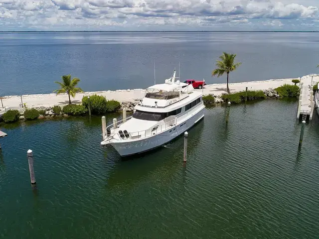 Hatteras 70 Cockpit Motor Yacht