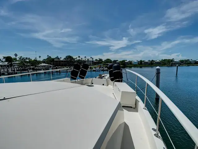 Hatteras 70 Cockpit Motor Yacht