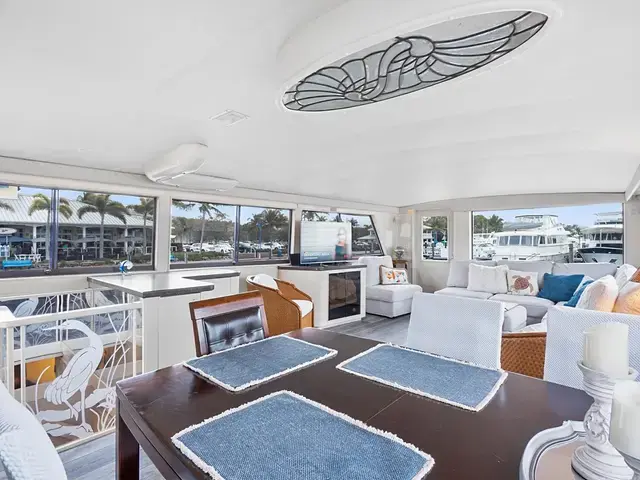 Hatteras 70 Cockpit Motor Yacht