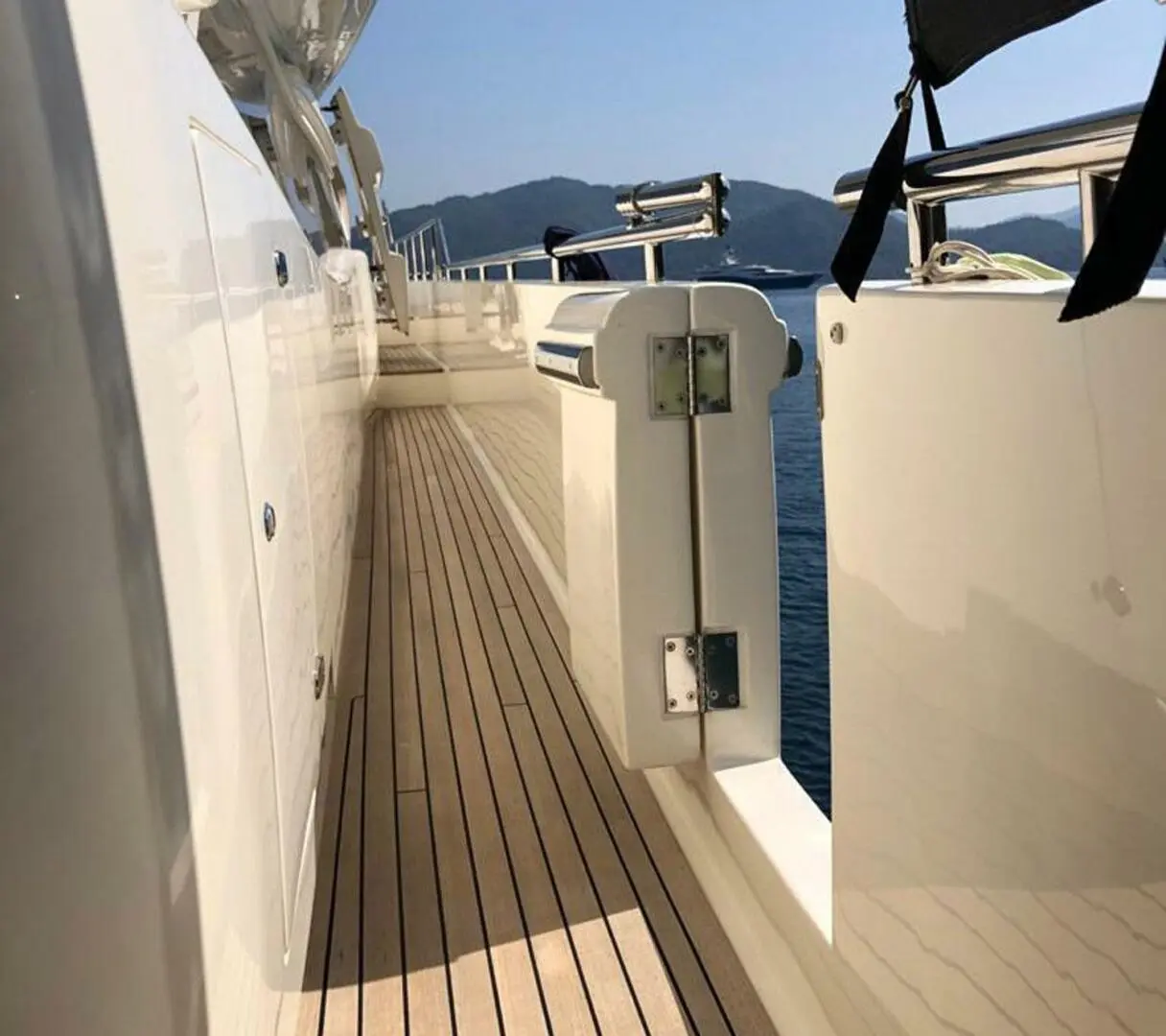 2008 Ferretti 830