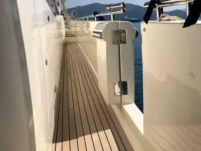 Ferretti Yachts 830