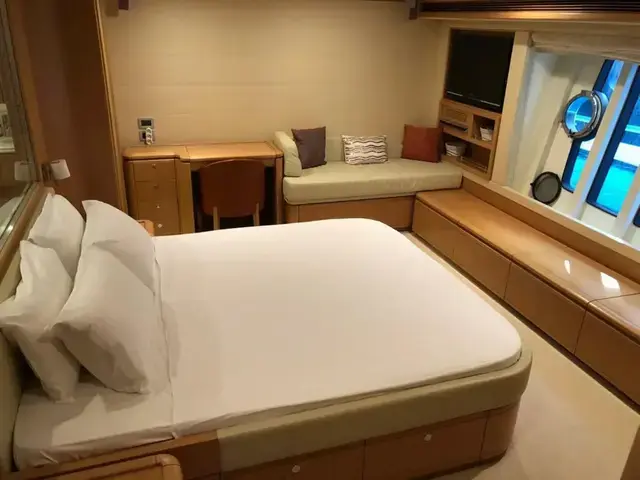 Ferretti Yachts 830