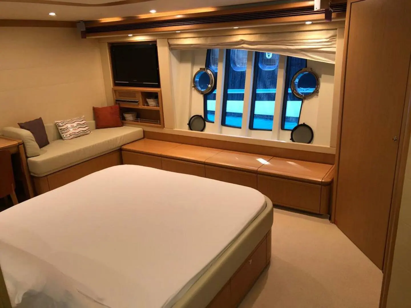 2008 Ferretti 830