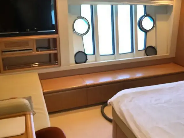 Ferretti Yachts 830