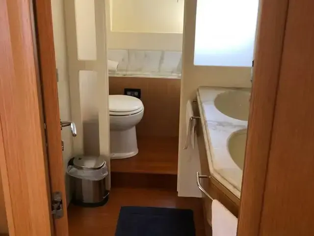 Ferretti Yachts 830