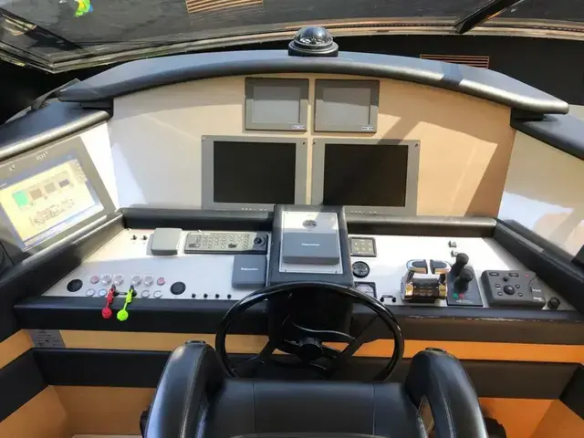 Ferretti Yachts 830