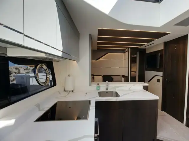 Sunseeker Sport Yacht 75