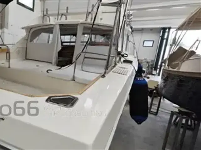 Bertram 28 Flybridge Cruiser