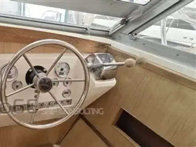 Bertram 28 Flybridge Cruiser