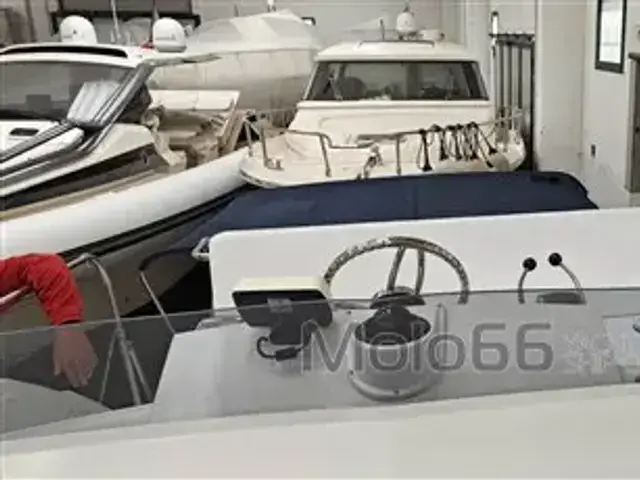 Bertram 28 Flybridge Cruiser