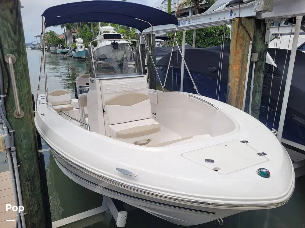 2018 Robalo r180