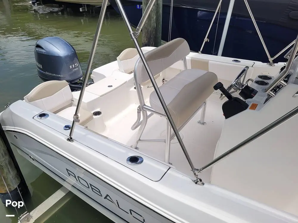 2018 Robalo r180