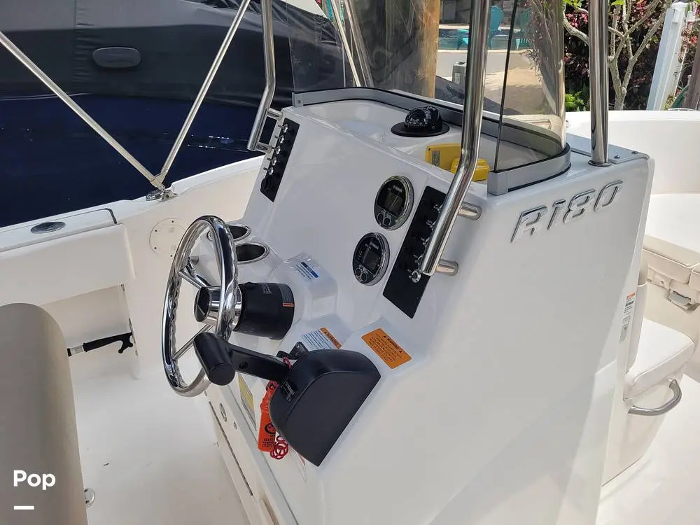 2018 Robalo r180