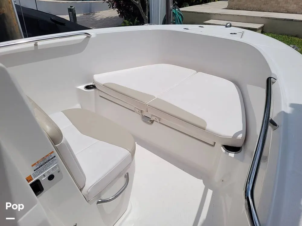 2018 Robalo r180