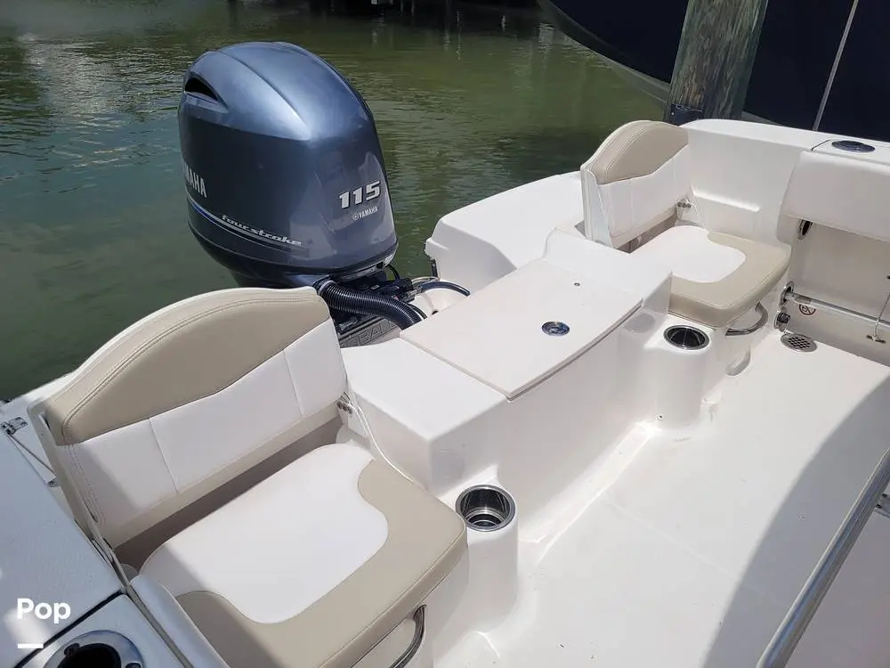 2018 Robalo r180